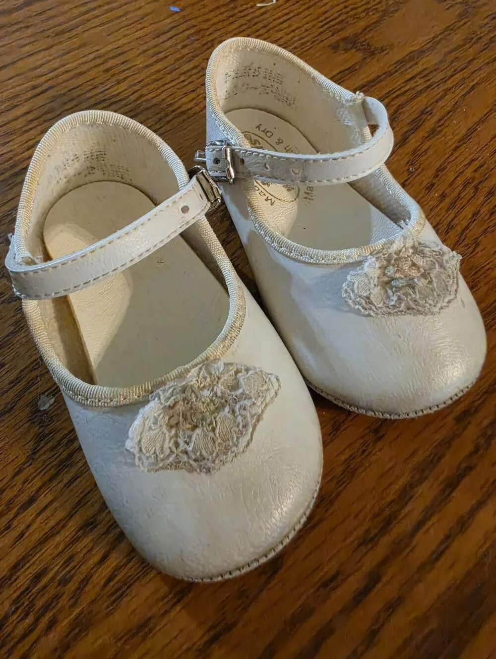 Cream Vintage 1990's Mary Jane Baby Neeborn Shoes with Floral Applique